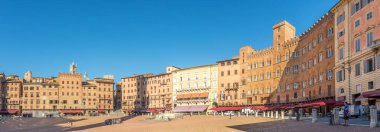 SIENA, ITALY - SEPTEMBER 4.2020 - Siena 'daki Piazza del Campo (Campo Meydanı) panoramik manzarası. Siena, İtalya 'da en çok ziyaret edilen turistik yerlerden biri..