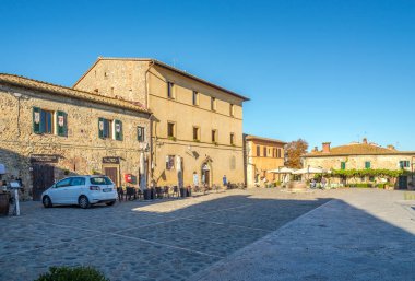 Monteriggioni 'deki Roman mekanında Monteriggioni, İtalya - 4 Eylül 2020 - Manzara. Monteriggioni ortaçağ duvarlı bir kasabadır..