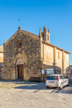 Monteriggioni 'deki Santa Maria kilisesinde Monteriggioni, İtalya - 4 Eylül 2020 - Manzara. Monteriggioni ortaçağ duvarlı bir kasabadır..