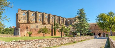 İtalya 'nın Chiusdino kasabası yakınlarındaki San Galgano Manastırı' nda panoramik manzara