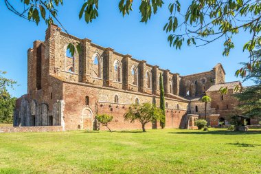 İtalya 'nın Chiusdino kasabası yakınlarındaki San Galgano Manastırı' na bakın.