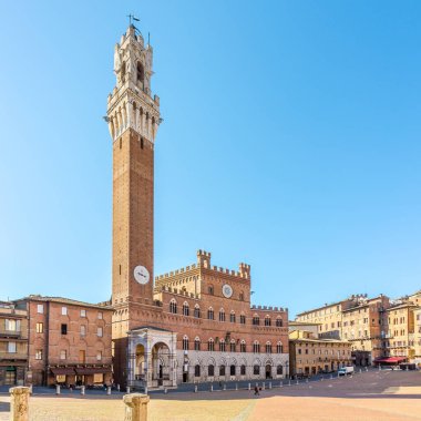 Siena-İtalya 'da Mangia Kulesi (Torre del Mangia) ile Piazza del Campo (Campo Meydanı) manzarası