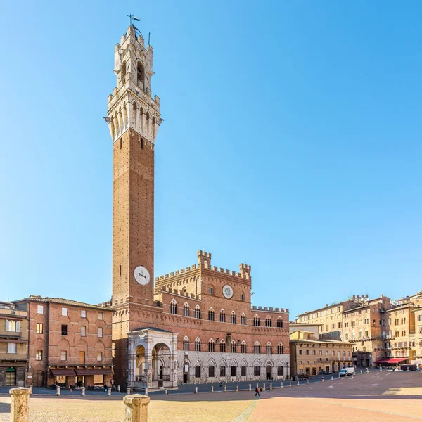 位于意大利锡耶纳的坎波广场与曼吉亚塔 Torre Del Mangia 的景观 — 图库照片