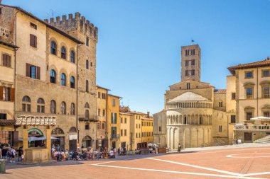 AREZZO, İtalya - 5 Eylül 2020 - Arezzo Piazza Grande (Büyük Yer) manzarası. Arezzo, Afrika kıtasında bulunan Toskana devletinde bir şehirdir.. 