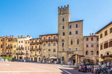 AREZZO, İtalya - 5 Eylül 2020 Arezzo 'daki Piazza Grande' de. Arezzo, Afrika kıtasında bulunan Toskana devletinde bir şehirdir.. 