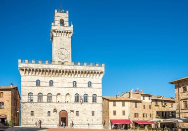 Montepulciano (İtalyanca: MontepULCIANO, ITALY - SEPTEMBER 5,2020 - Montepulciano 'daki Piazza Grande' de belediye binası..