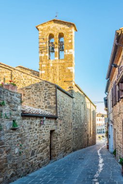 Montalcino, İtalya - 5 Eylül 2020 - Montalcino sokaklarında sabah. Montalcino İtalya 'nın orta kesiminde, Siena ili, Toskana ili' ne bağlı bir kasabadır..
