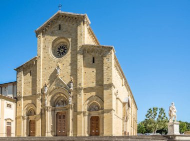 Arezzo 'daki Saint Donatus Katedrali' ne bakın.