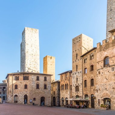 SAN GiMIGNANO, İTALYA - 6 Eylül 2020 San Gimignano 'daki Duoma' nın yerinde görüş. San Gimignano.San Gimignano, Toskana 'nın Siena eyaletinde yer alan küçük bir ortaçağ kasabasıdır..