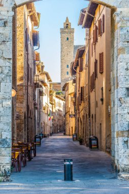 SAN GIMIGNANO, İtalya - SEPTEMBER 6. 2020 - San Gimignano sokaklarında yer alan bir ortaçağ kasabasıdır..