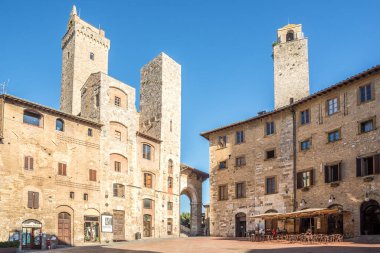 SAN GIMIGNANO, İTALYA - 6 Eylül 2020 San Gimignano 'daki sarnıçta. San Gimignano.San Gimignano, Toskana 'nın Siena eyaletinde yer alan küçük bir ortaçağ kasabasıdır..