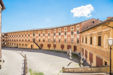 San Miniato 'daki Piskoposluk Papaz Okulu binasına bakın.