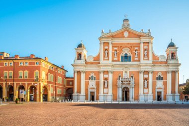 CARPI, İtalya - 8 Eylül 2020 - Carpi 'deki Kutsal Meryem' in Varsayımı Katedrali 'ne bakın. Carpi sanayi, kültür ve ticaret için yoğun bir merkezdir..