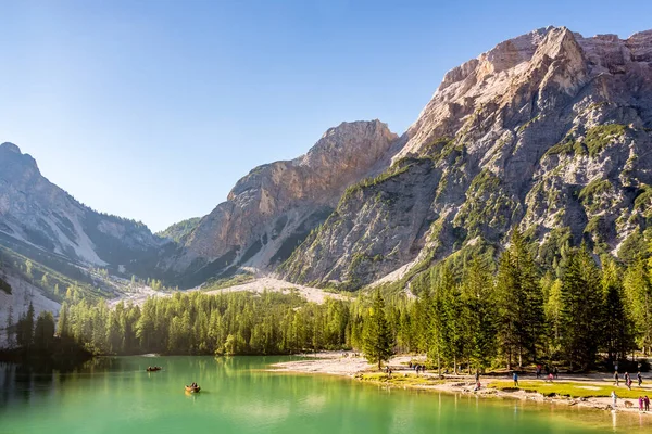 意大利湖畔 2020年9月9日 人们在布拉斯湖畔散步 布雷斯湖 Lake Braies 是意大利南蒂罗尔Prags Dolomites的一个湖泊 — 图库照片