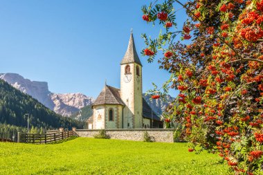 Güney Tyrol, San Vito 'daki San Vito Doğa ve Kilisesi