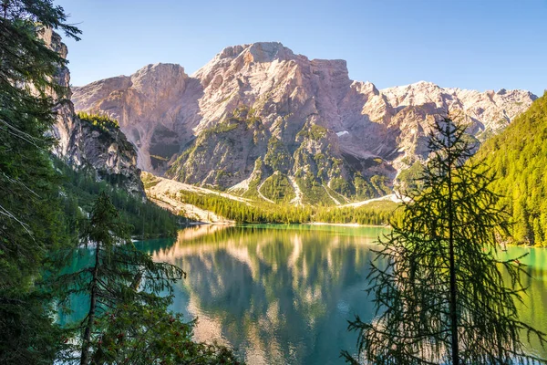 Vista Naturaleza Montañosa Junto Lago Braies Tirol Del Sur Italia — Foto de Stock