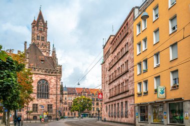 SAARBRUCKEN, ALMANLIK 30 AĞUSTOS 2025 - Saarbrucken caddelerindeki Saint Johan Belediye Sarayı 'nda manzara. Saarbrucken, Almanya 'nın Saarland eyaletinin başkenti ve en büyük şehridir..