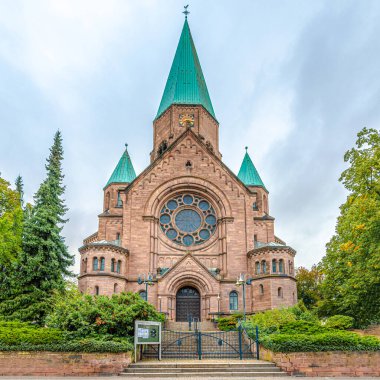 Almanya 'da Kaiserslautern caddelerindeki Apostol kilisesine bakın.