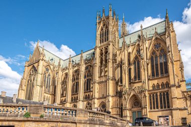 METZ, FRANCE - 30 Ağustos 2025 - Metz sokaklarında Saint Etienne Katedrali. Metz, Fransa 'nın kuzeydoğusunda Moselle ve Seille nehirlerinin birleştiği yerde bulunan bir şehirdir..