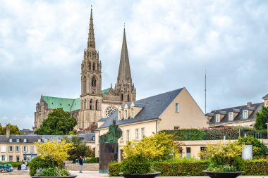 CHARTRES, FRANCE - 31 bin 2025 - Chartres sokaklarında Notre Dame Katedrali. Chartres, Fransa 'nın Merkez-Val de Loire bölgesinde Eure-et-Loir ilinin bir ilçesidir..
