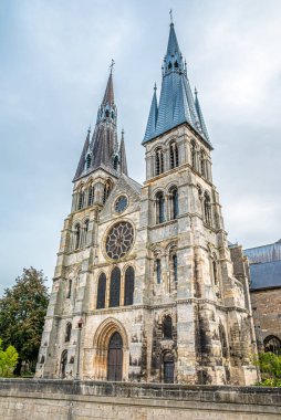 Chalons-en-Champagne caddelerindeki Notre-Dame-en-Vaux Kilisesine bakın.