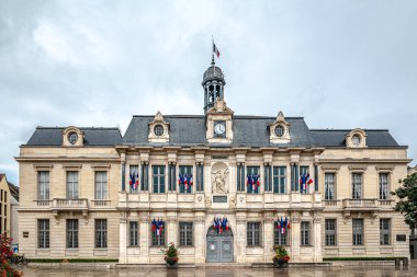 Fransa 'nın Troyes caddelerindeki belediye binasına bakın.