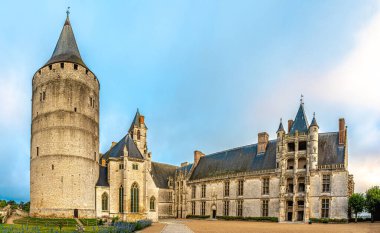 CHATEAUDUN, FRANCE - 1EYLÜL 2025 Şatonun caddelerindeki Kale 'ye bakın. Chateaudun, Fransa 'nın kuzeyindeki Eure-et-Loir bölgesinde bir komün..