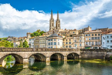 Niort kasabasındaki Saint Andrew Kilisesi ile birlikte Fransa 'daki View Köprüsü' ne bakın.