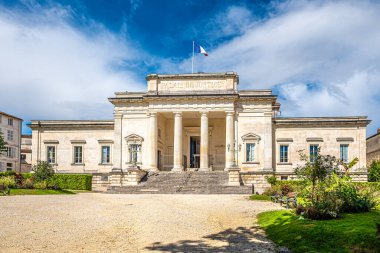 Fransa 'nın Saintes caddelerindeki Adalet Sarayı' na bakın.