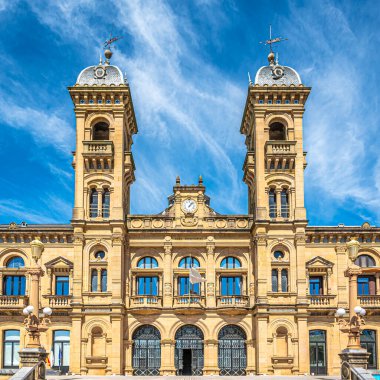 İspanya 'da San Sebastian caddelerindeki belediye binasına bakın.