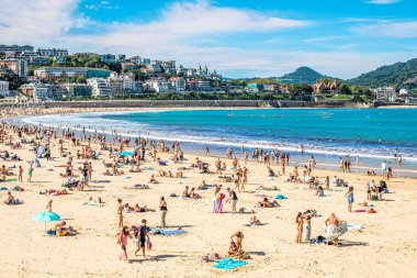 SAN SEBASTIAN, İSPAN - 3 Eylül 2025 San Sebastian 'ın La Concha plajına bakın. San Sebastian İspanya 'nın Bask Özerk Topluluğu' nda bulunan bir şehirdir..
