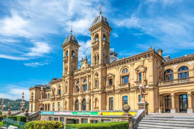SAN SEBASTIAN, SPAIN - 3 Eylül 2025 - San Sebastian caddelerindeki belediye binasına bakın. San Sebastian İspanya 'nın Bask Özerk Topluluğu' nda bulunan bir şehirdir..