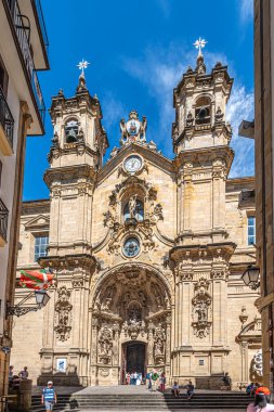 SAN SEBASTIAN, SPAIN - 3 Eylül 2025 San Sebastian sokaklarındaki Aziz Mary Bazilikası 'na bakın. San Sebastian İspanya 'nın Bask Özerk Topluluğu' nda bulunan bir şehirdir..
