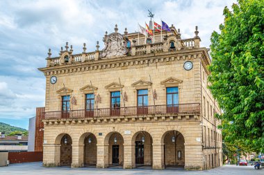 IRUN, İSPAN - 3 Eylül 2025 - Irun caddelerindeki belediye binasında görüntü. Irun İspanya 'nın Bask Özerk Topluluğu' nun Gipuzkoa eyaletine bağlı Bidasoaldea bölgesi..