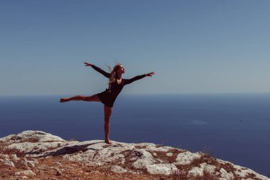 Esnek kız dağlarda poz veriyor.