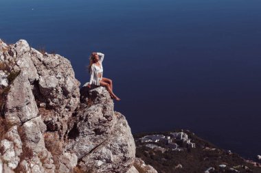 Esnek kız dağlarda poz veriyor.