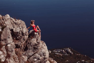 Esnek kız dağlarda poz veriyor.