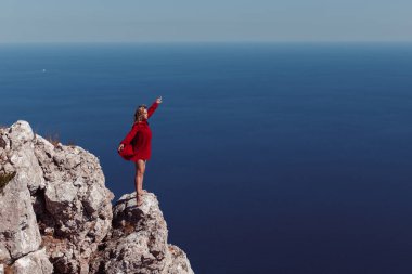 Esnek kız dağlarda poz veriyor.