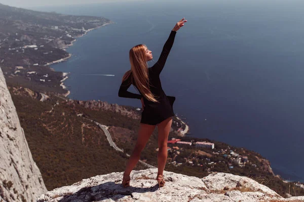 Chica Flexible Posando Las Montañas —  Fotos de Stock