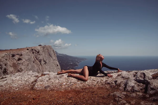 Flessibile Ragazza Posa Montagna — Foto Stock