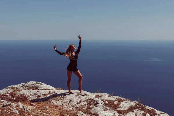 Fille Flexible Posant Dans Les Montagnes — Photo