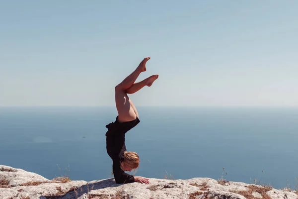 Flexible Girl Posing Mountains — Stock Photo, Image