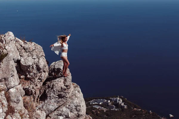 Fille Flexible Posant Dans Les Montagnes — Photo