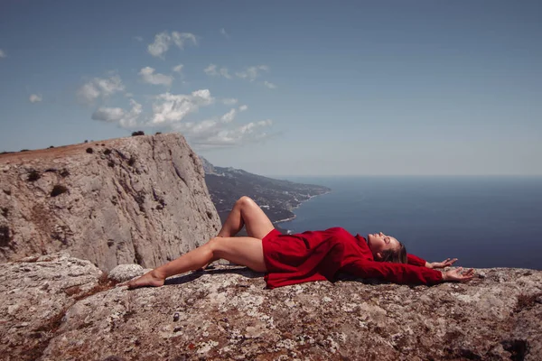 Chica Flexible Posando Las Montañas —  Fotos de Stock