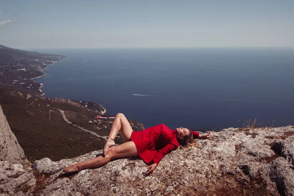 Fille Flexible Posant Dans Les Montagnes — Photo