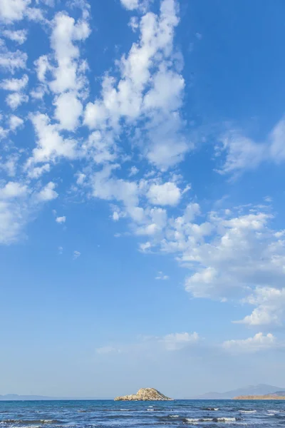 Kayalık ada ve bulutlar, gökyüzü