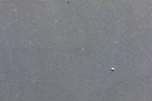 Denizin içinde siyah kum