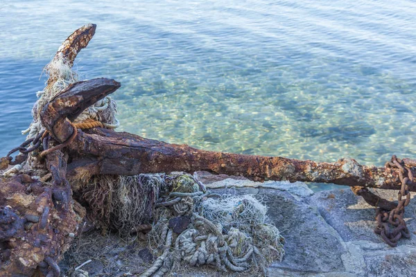 Eski ve paslı gemi çapa