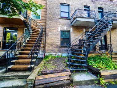 Tipik Montreal mahalle merdivenler ile sokak