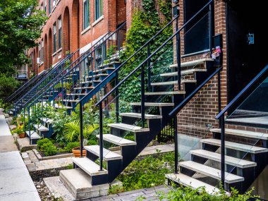 Tipik Montreal mahalle merdivenler ile sokak